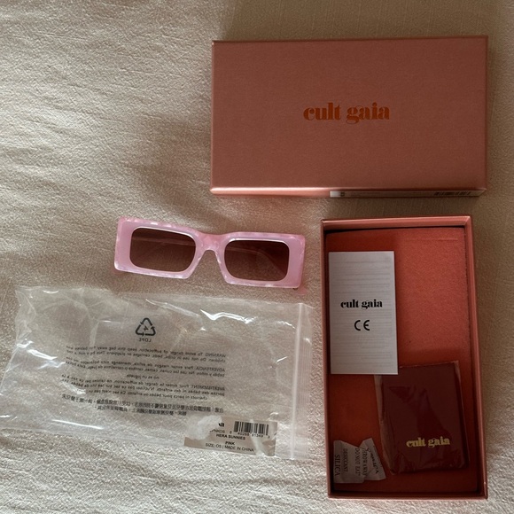 Cult Gaia Hera Sunglasses in Pink - Picture 4 of 4